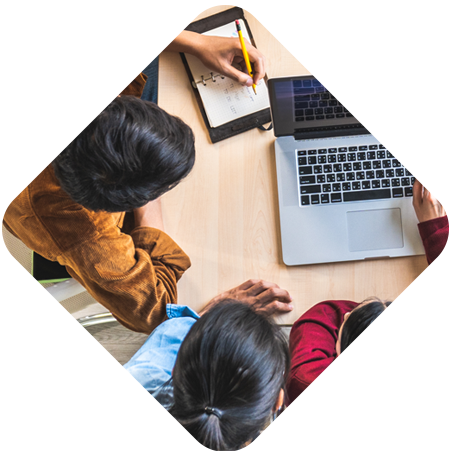 Equipo de ingenieros de Aptek Soluciones expertos en proyectos fotovoltaicos.